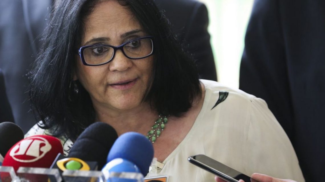 Ministra da Mulher, Família e Direitos Humanos, Damares Alves pede demissão