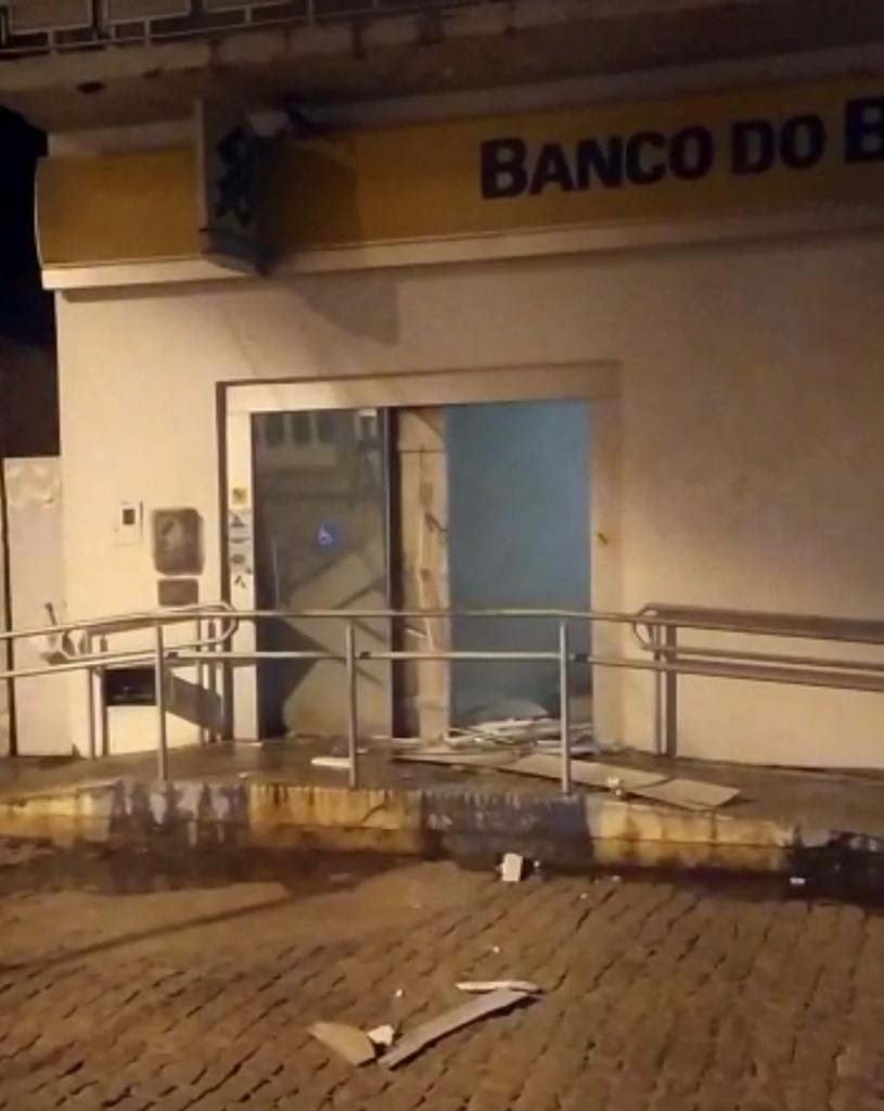 Tanque Novo/BA:  Bandidos explodem agências do Banco do Brasil e Bradesco